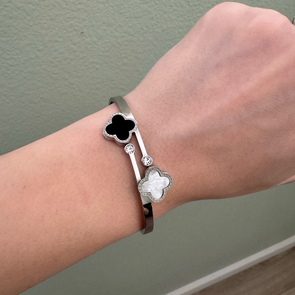 ✨ Elegant Clover Bangle Bracelet ✨